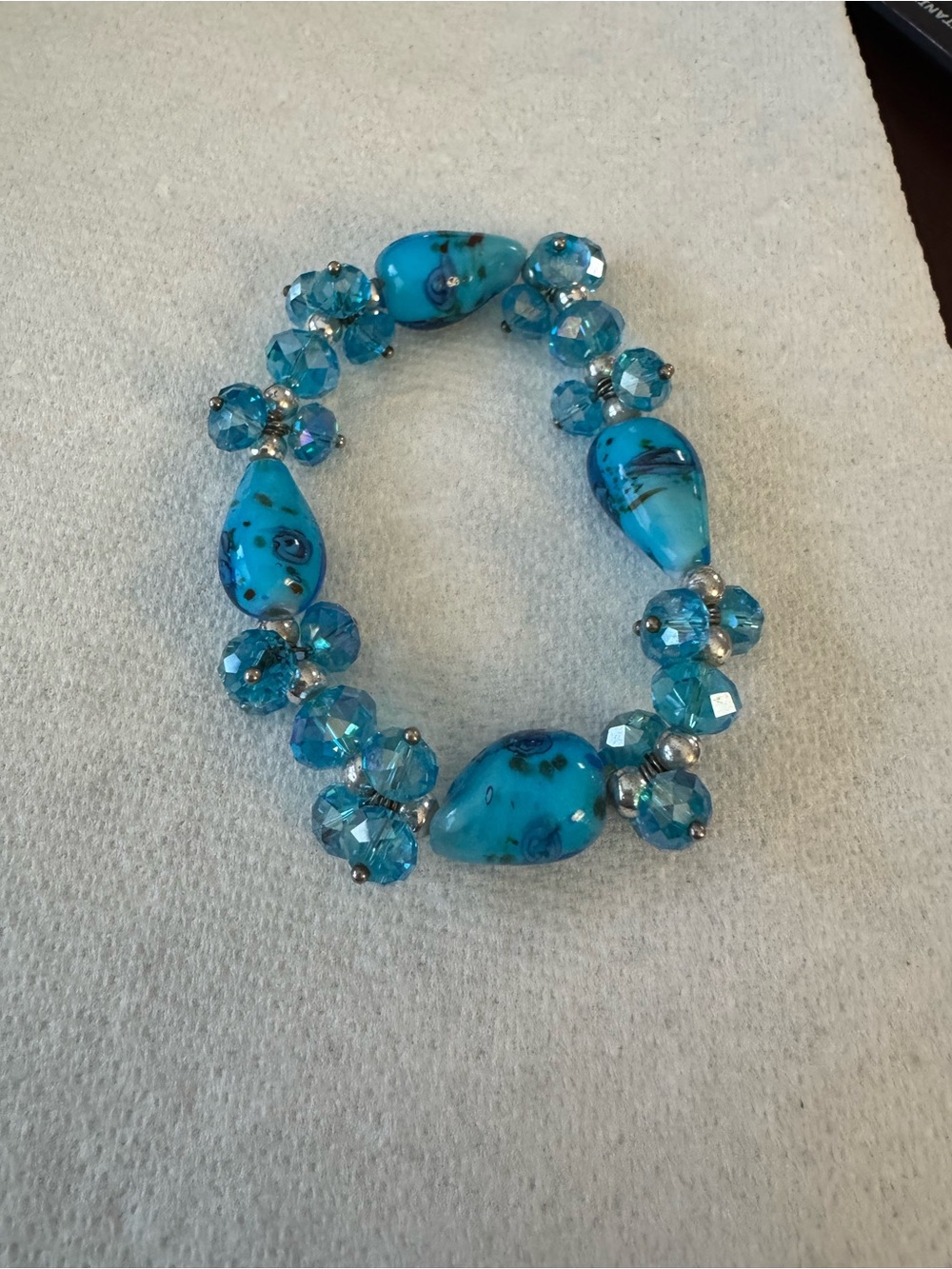 Source Unknown Bright Turquoise Glass Beaded Stretch Bracelet - Picture 4 of 4